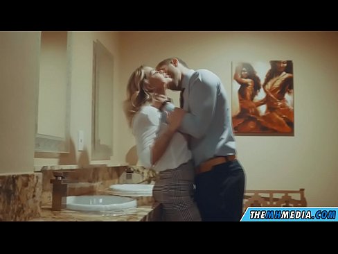 ❤️ Wenn eine vollbusige Blondine dich in einer öffentlichen Toilette verführt ❤️ Super porn bei uns ﹏